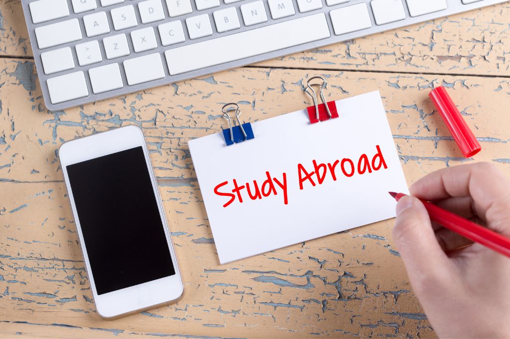 Best Time to Apply for Admission Abroad to Get Funding